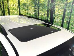 【サンルーフ】開放感たっぷりの希少装備、サンルーフが装着されています！車内に明かりを取り入れたり景色を楽しむ以外にも、車内の空気も簡単に換気できて快適です！