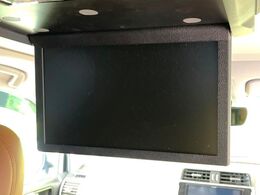 【フリップダウンモニター】大画面モニターで後席でもエンタメをお楽しみいただけます。小さなお子様にも大人気の装備です♪