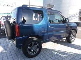 走行中に2WDから4WD（4H）の切りかえがスイッチ式で快適に行なえるドライブアクション4X4を搭載・。さまざまな路面状況にスムースに対応できる機能です☆