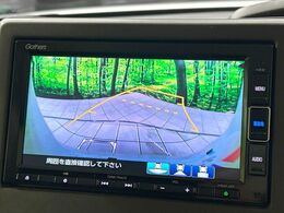 【バックカメラ】駐車時に後方がリアルタイム映像で確認できます。大型商業施設や立体駐車場での駐車時や、夜間のバック時に大活躍！運転スキルに関わらず、今や必須となった装備のひとつです！