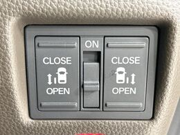 【両側パワースライドドア】スマートキーや運転席のスイッチで後席両側スライドドアの開閉が可能♪電動だから力を入れてドアを開ける必要が無く、小さなお子様でも簡単に開け閉めでき快適です♪