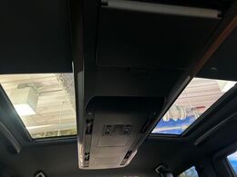 【左右独立ムーンルーフ】2列目左右席にそれぞれ配置されたガラスルーフ！日差しに合わせて片側だけシェードを閉めることも可能です！