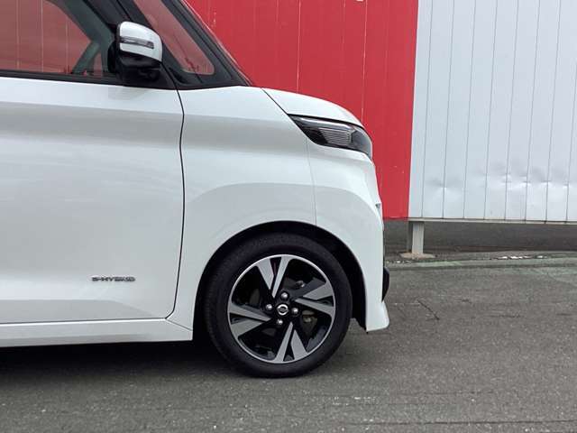 純正アルミホイールが車両とマッチしています！