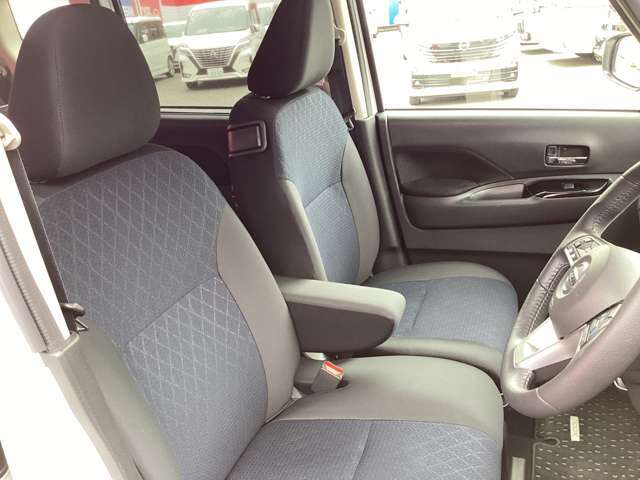 運転席のひじ掛けは安心して肘を預けることができ、運転中の緊張を和らげます。