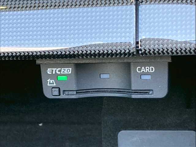 【ETC車載器】を装備しておりますので、ご納車直後からの遠距離ドライブも可能です。土日の利用料金の割引や、朝夕の通行料金を割引料金で高速道路をお楽しみいただけます。