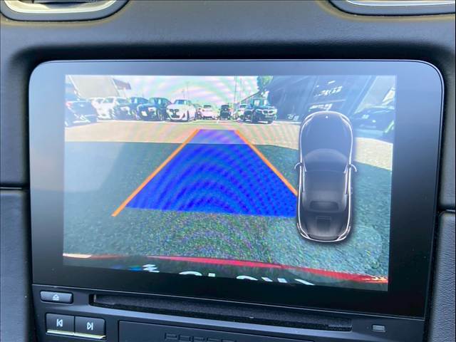 【カラーバックモニター】を装備しております。リアの映像がカラーで映し出されますので日々の駐車も安心安全です。