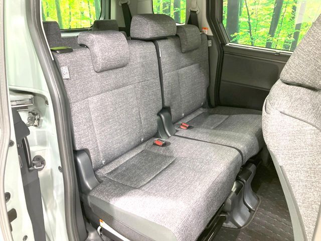 後部座席も気になるようなキズ・汚れやへたり等、大きなダメージはなく、良好な状態です。