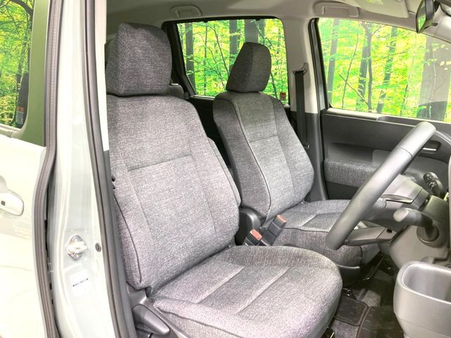 運転席シート廻りは使用感も少なく、良好な状態となっています。前オーナー様が丁寧に使っていたことがよくわかりますね。