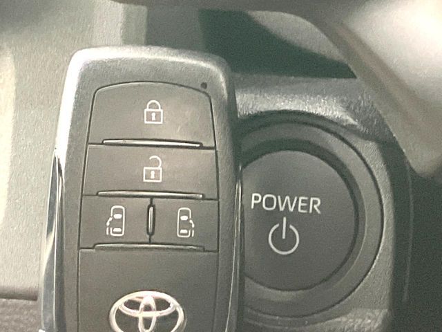 【スマートキー】カバンやポケットに入れたままでもドアの施錠・解錠が可能なスマートキーを装備。エンジンのオン・オフ時もカギを取り出す必要が無いからとっても便利です♪