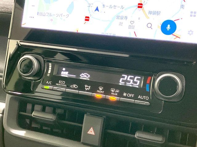 【オートエアコン】一度お好みの温度に設定すれば、車内の温度を検知し風量や温度を自動で調整。暑い…寒い…と何度もスイッチ操作をする必要はありません。快適な車内空間には必須の機能ですね♪