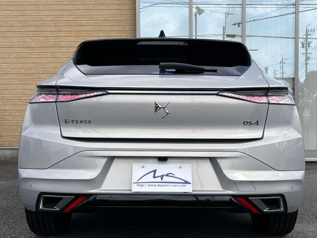 「新車保証継承可能です。別途承っております。万が一トラブルの際は全国のディーラーにて保証修理が可能です」