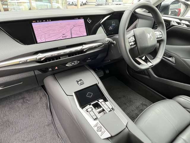 「新車保証継承可能です。別途承っております。万が一トラブルの際は全国のディーラーにて保証修理が可能です」