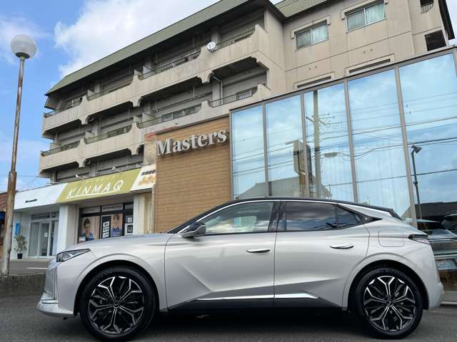 「新車保証継承可能です。別途承っております。万が一トラブルの際は全国のディーラーにて保証修理が可能です」