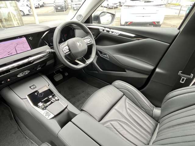 「新車保証継承可能です。別途承っております。万が一トラブルの際は全国のディーラーにて保証修理が可能です」