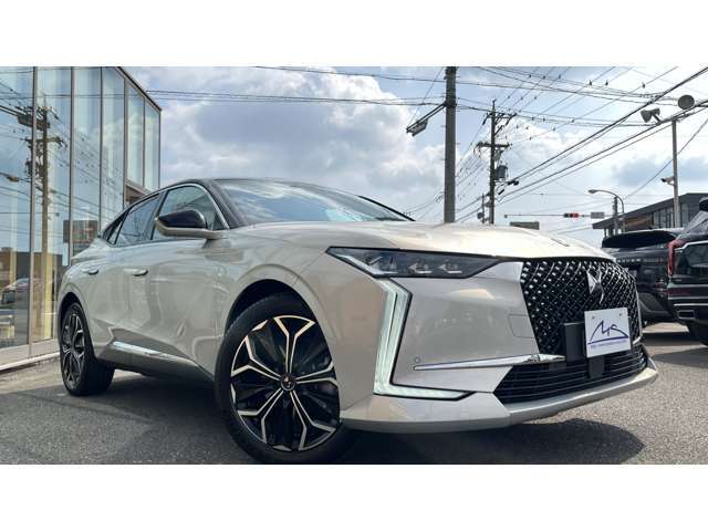 「新車保証継承可能です。別途承っております。万が一トラブルの際は全国のディーラーにて保証修理が可能です」