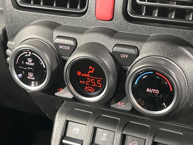 【オートエアコン】一度お好みの温度に設定すれば、車内の温度を検知し風量や温度を自動で調整。暑い…寒い…と何度もスイッチ操作をする必要はありません。快適な車内空間には必須の機能ですね♪