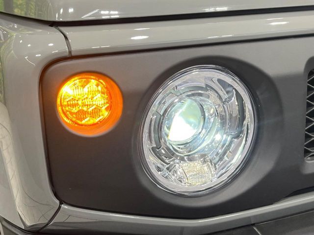 【LEDヘッドライト】悪天候や夜間走行時も良好な視界を確保し安心して運転できる高輝度LEDヘッドライトを装備！点灯速度が早く、消費電力も抑えられています。