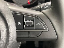 【クルーズコントロール】高速道路もラクラク走行。アクセルを離しても一定速度で走行ができ、長距離運転時の負担を軽減！加速・減速も簡単なスイッチ操作で調整できます。