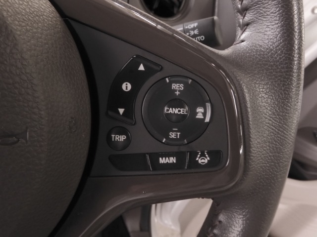 ◆アダプティブクルーズコントロール◆予め設定した車速内でクルマが自動的に加減速。前走車との適切な車間距離を維持しながら追従走行します。【LKAS】車線維持支援システムでステアリング操作を支援。