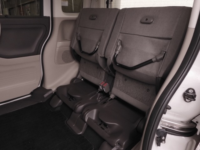 ◆チップアップ＆ダイブダウン機構付リアシート◆倒して、はね上げて。変化するシートで空間を乗る人に合わせて有効に使えます！