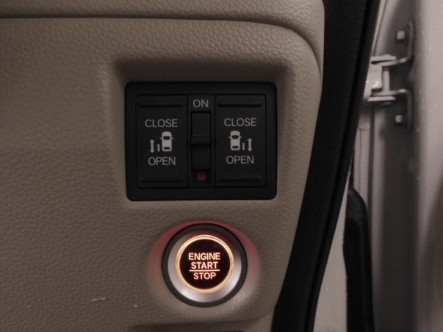 ◆両側電動スライドドア◆狭い駐車場でも乗り降りが楽々♪お子様が隣の車にドアを当ててしまう心配もございません！小さなお子様連れの方もこれで安心。