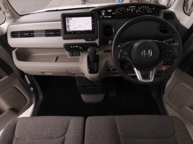 ◆視界広々で非常に運転しやすくロングドライブでも疲れを感じさせないすっきりとまとまったインパネ周りです。