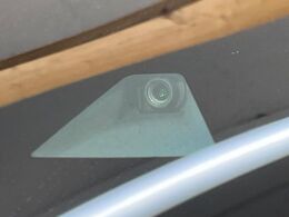 【インテリジェントエマージェンシーブレーキ】フロントカメラで前方の車両や歩行者を検知。衝突しそうな時は衝突被害軽減ブレーキが作動、衝突回避をサポート。より安全にドライブをお楽しみいただけます。