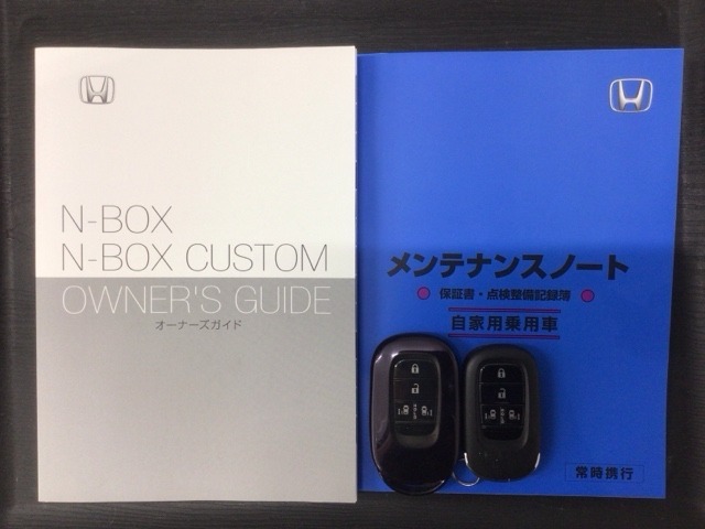 スマートキーは鍵をバッグに入れたままでもドアロックの開閉やエンジンのON・OFFができます。夜間や雨の日も鍵を探さなくて良いので便利です。