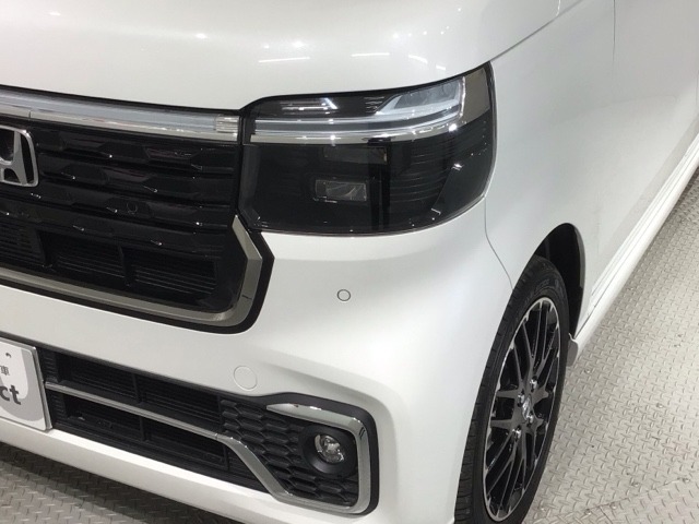 LEDヘッドライトは、点灯の瞬間から最大光量を発揮し、突然暗くなるトンネルなどでの安定感を高めます。