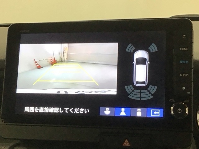 リバースギアに入れるだけで後方の表示へ切り替わります。夜間や雨の日の駐車も楽になりますよ。