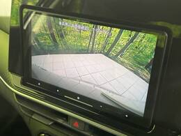 【バックカメラ】駐車時に後方がリアルタイム映像で確認できます。大型商業施設や立体駐車場での駐車時や、夜間のバック時に大活躍！運転スキルに関わらず、今や必須となった装備のひとつです！