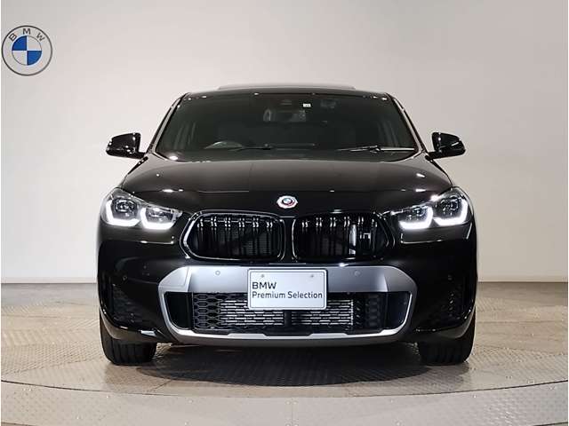 【キドニーグリル】BMWは約90年もの間、ほぼ全ての車両にひと目でBMWだと分かるこの特徴的なフロントグリルが備えられ、デザイン・アイコンとして親しまれてきました。