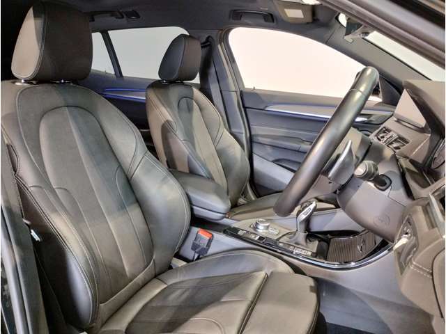 【コックピットシート】BMW車の主役席。車体中央にくる様に配置し車両重心とが一致する事でドライバーと車との一体感あるドライビングを実現。人間工学に基づき形成した形状が長時間のドライブ疲労も軽減します！