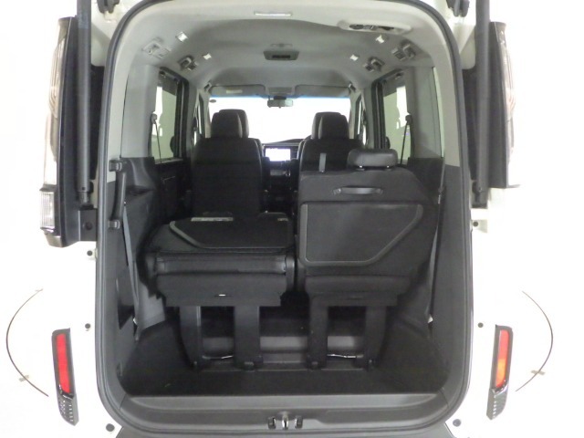 荷物によって片側のみシートを倒して使うことも出来ます！