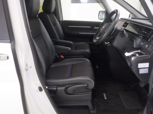 すわり心地の良い運転席・助手席です。長時間のドライブの疲れ軽減に貢献します。どうぞ快適なドライブを♪