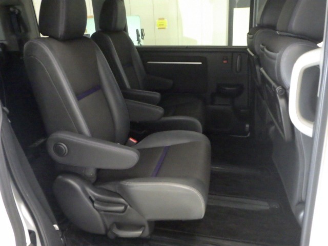 2列目はキャプテンシートになっているのでゆったり快適にお過ごしいただけます。3列目への乗り降りもラクラクですね♪
