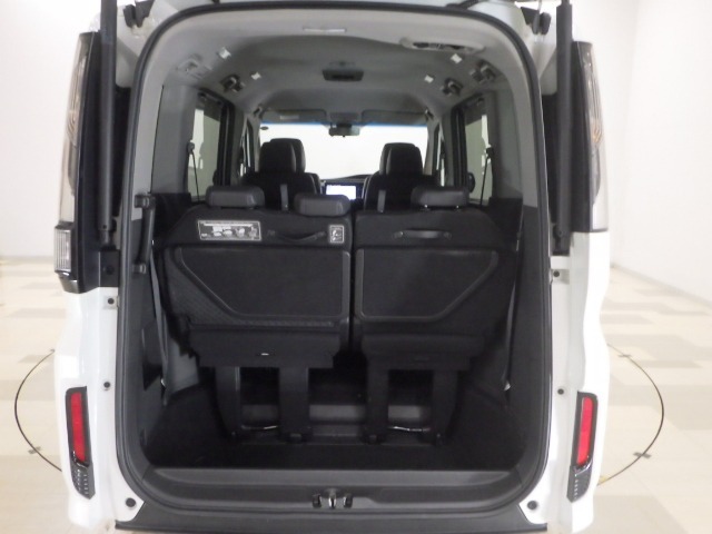 荷室は容量の大きさだけではなく、開口部の低さにもこだわっています。重いものを高く持ち上げる必要がないので、荷物の積み込みがスムーズにできますね。