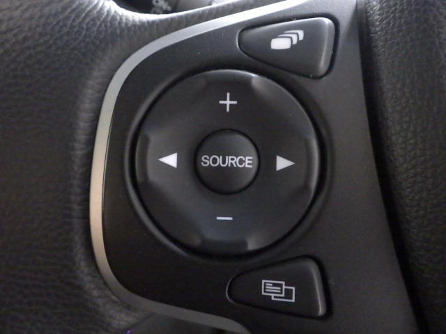 ハンドルにオーディオの操作スイッチが装備されています！視線を前方から外さずハンドルから手を離さずに操作できるのでとっても安全ですね♪