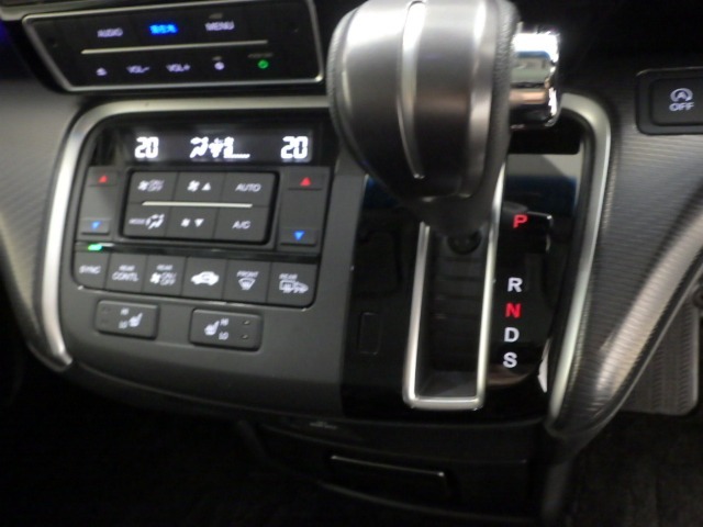 オートエアコンは左右席で独立温度コントロールが可能。シートヒーター付きで、冷えた車内でもスイッチを押せば数秒で座面と背もたれがあたたかくなります。インパネシフトで視線の移動も少なく足元もスッキリ♪