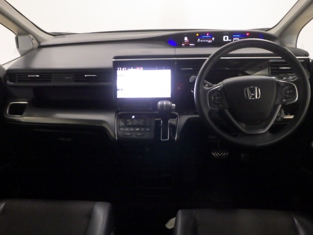 ドライバーを包み込むように、ディスプレーやスイッチ、コンソールを配置。座った瞬間から運転への期待が！空間そのものの心地よさにこだわっています。