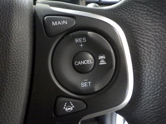 ハンドル右側にはクルーズコントロールのスイッチが装備され運転中の操作も安心して行えます！