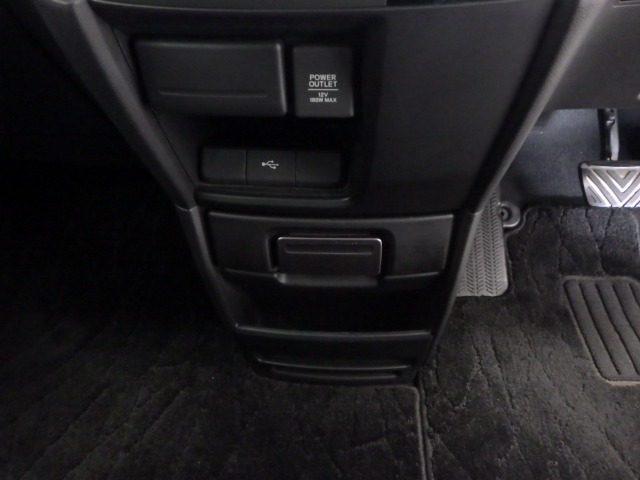 便利なUSBジャック＆12V電源ソケットも付いています☆周辺機器の充電にご利用頂けます☆