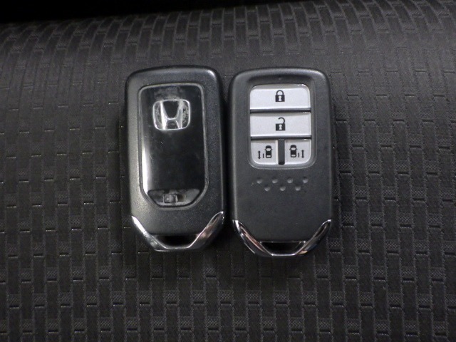 スマートキー付！キーを取り出さなくてもドアロックの施錠・開錠、エンジンの始動が出来ます！雨の日や荷物の多い日にとても便利ですね♪