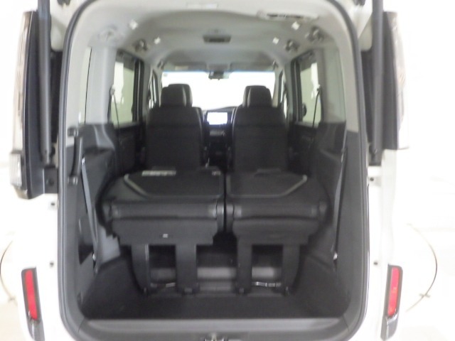 リアシートを倒せば広々荷室の出来上がり♪アレンジ次第でさまざまな荷物が積み込めますよ。