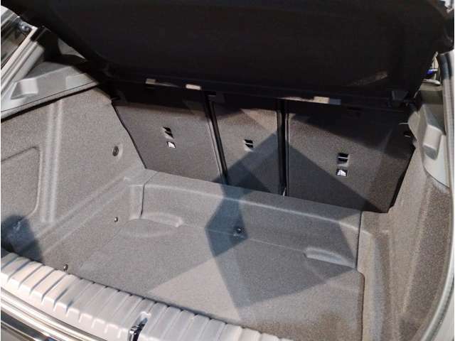 トランクゲートは電動で御座います。ボタン一つで開閉可能となっております。もちろんフットセンサー付きで足でも開閉可能です
