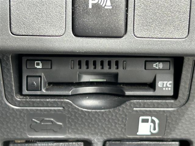 【ETC】有料道路を利用する際に料金所で停止することなく通過できる、ETC車載器（ノンストップ自動料金収受システム機器）が装備されています。セットアップを行うことで利用可能になります。