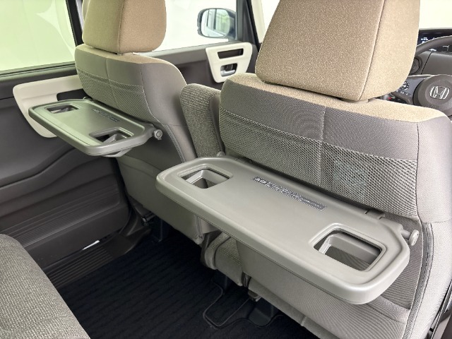 運転席・助手席の後ろには折り畳み式のテーブルが付いています。