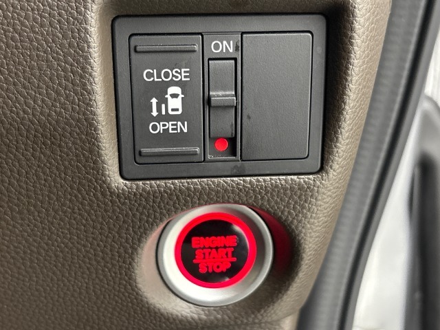 ■片側電動スライドドア■運転席脇のスイッチを押すだけで、片側のドアを開閉することが出来ます！