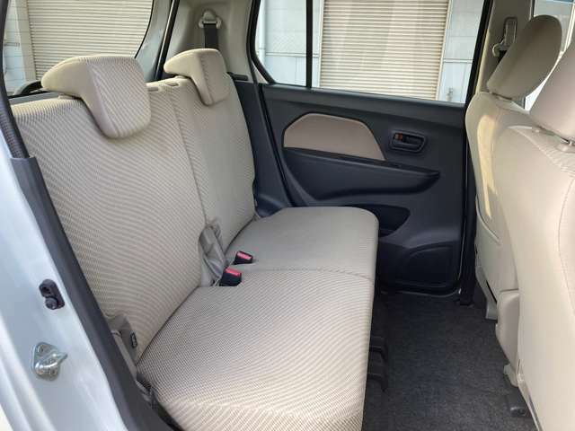 後部座席はプライバシーガラスで す。断熱効果があるので、日光に よる車内温度の上昇を防いでくれ ます。その為、夏場のエアコンは 効きが良くなり、快適に過ごせま す。
