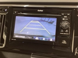 リバースギアに入れるだけで後方の表示へ切り替わります。夜間や雨の日の駐車も楽になりますよ。